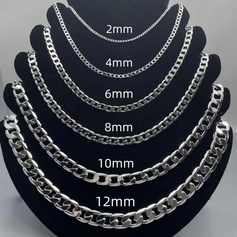 Silver chains displayed by increasing thickness.